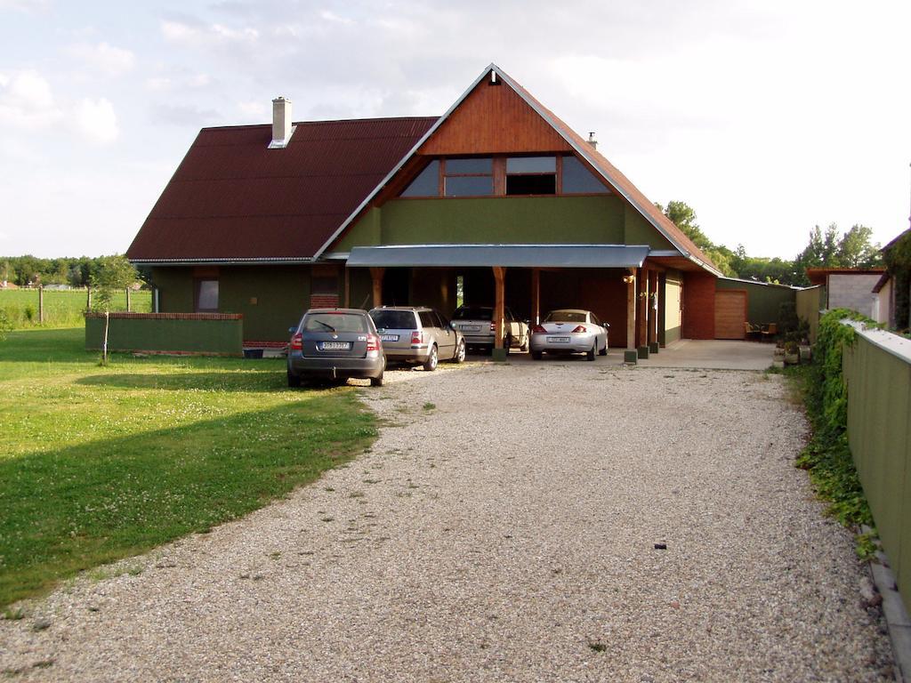 Penzion Pod Vapenkami Straznice Exterior photo